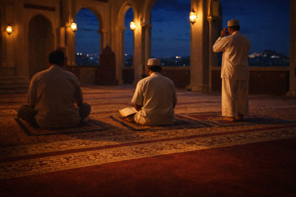 jamaah sedang i'tikaf di masjid membaca Al-Qur'an dan sholat pada malam Ramadhan