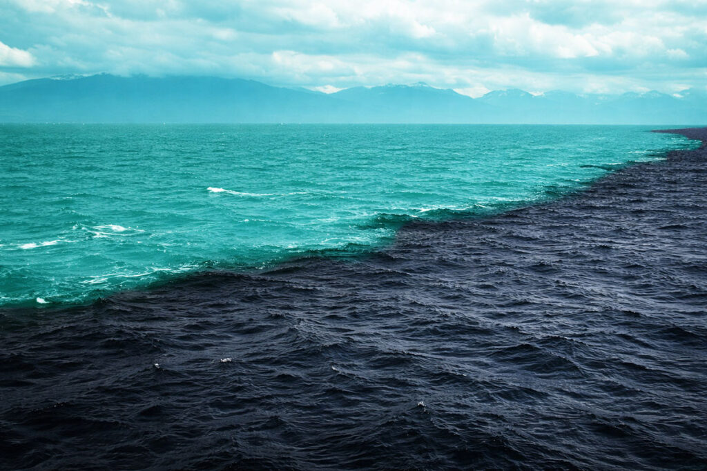 dua air laut dengan warna berbeda yang terlihat tidak bercampur dengan garis batas alami yang jelas