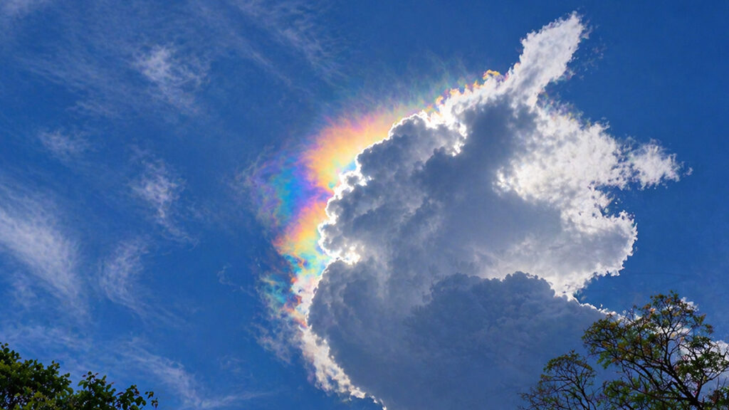 Awan dengan warna pastel akibat fenomena cloud iridescence di langit siang hari