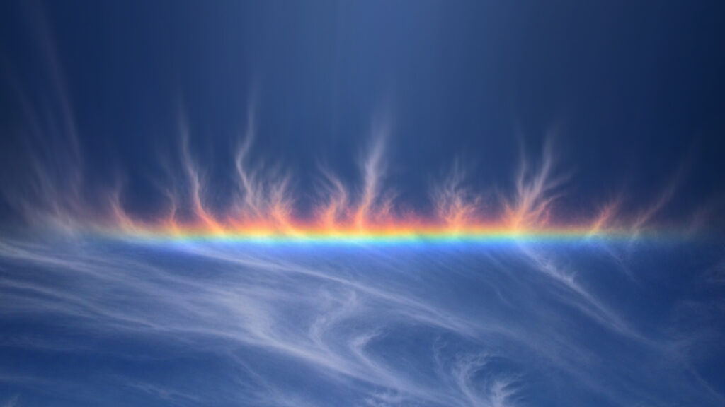 fenomena pelangi api atau fire rainbow di langit siang