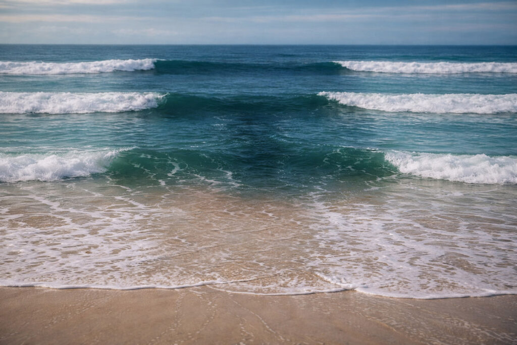 rip current di pantai dengan arus laut mengarah ke tengah yang terlihat lebih tenang di antara ombak