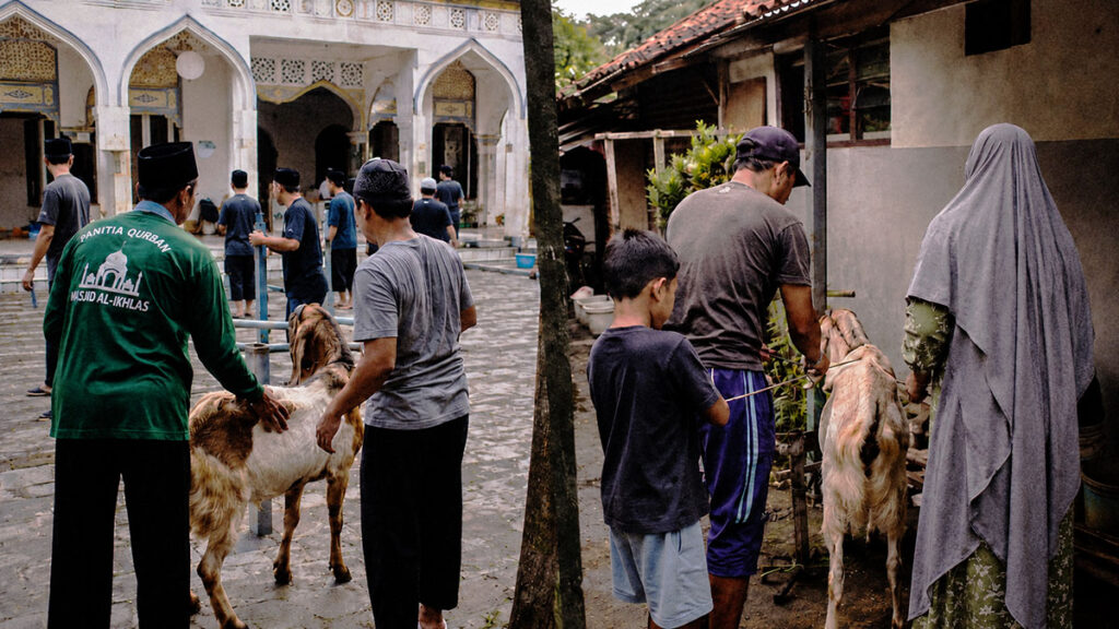Penyembelihan hewan qurban di halaman masjid dan di halaman rumah