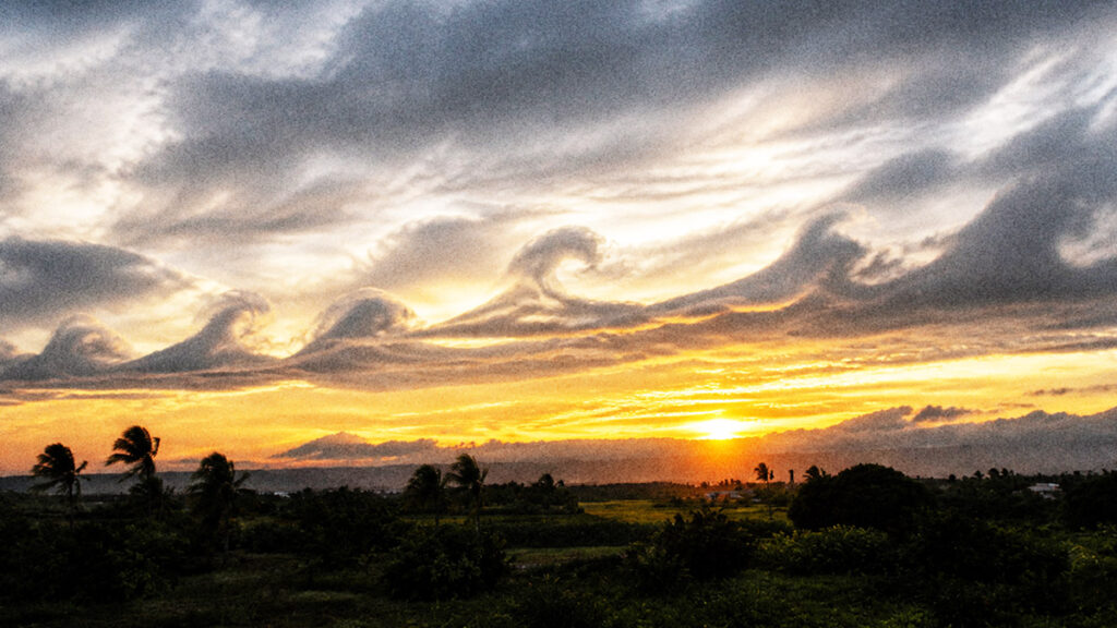 awan kelvin-helmholtz berbentuk ombak di langit saat matahari terbenam