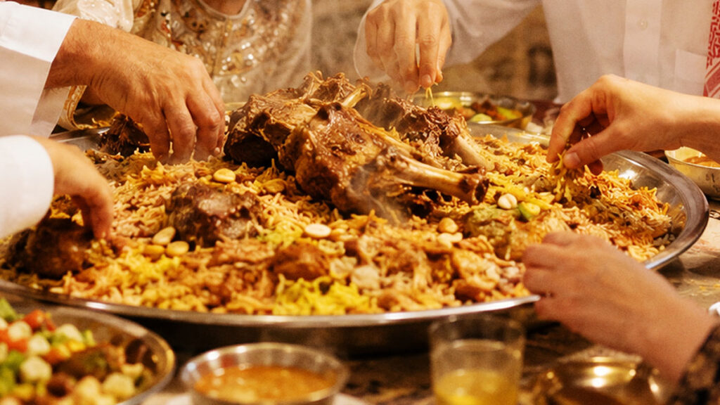 Suasana makan bersama keluarga dengan hidangan kabsa dan mandi khas Arab Saudi saat Idul Adha