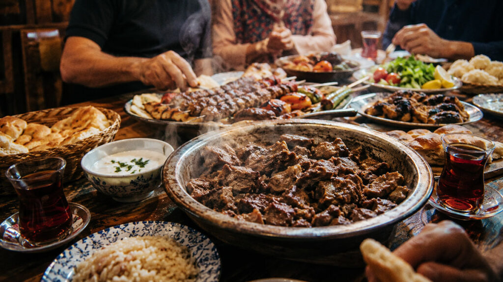Suasana makan keluarga di Turki saat Idul Adha dengan hidangan kebab dan kavurma hangat di meja makan