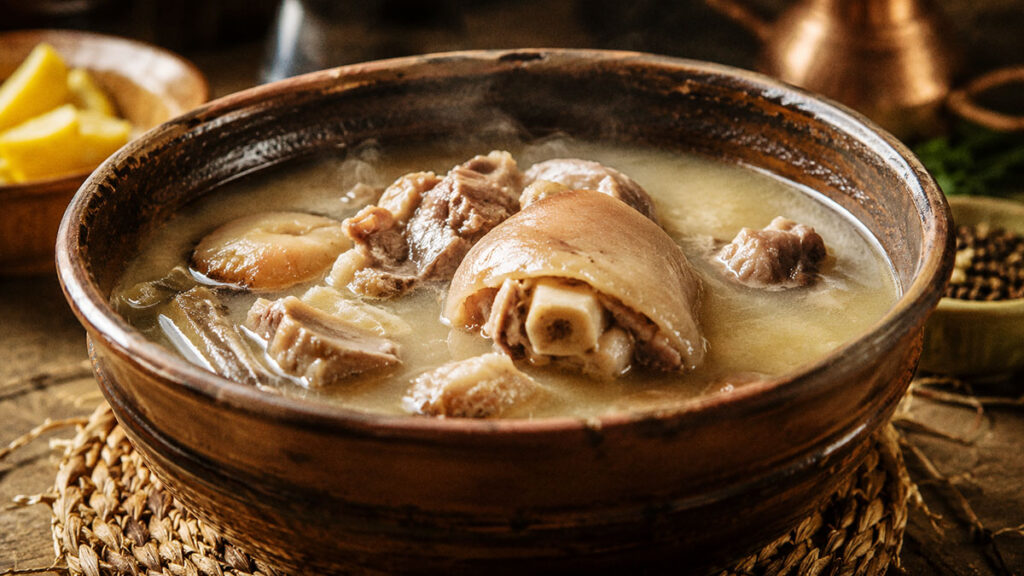Semangkuk Pacha khas Irak yang dibuat dari kepala dan kaki kambing dengan kuah kaldu kaya rempah.