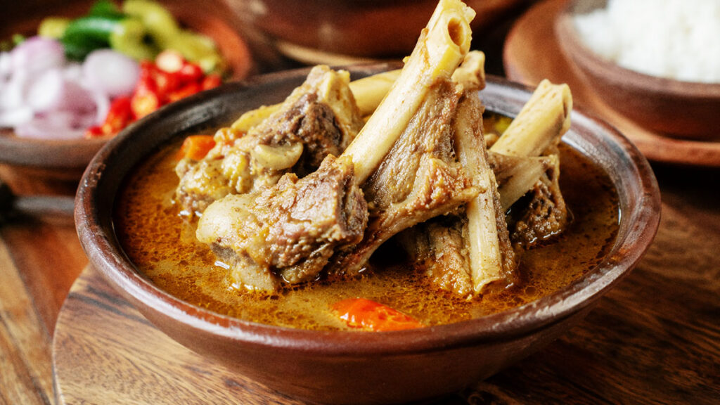 Tengkleng khas Solo berisi tulang dan daging kambing dalam kuah rempah yang gurih.