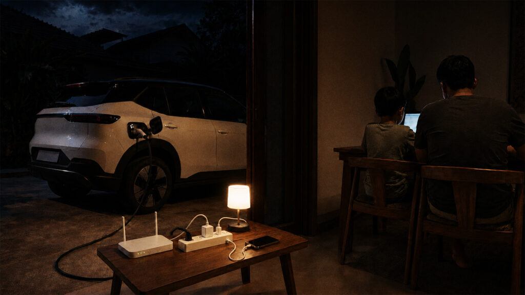 Mobil listrik dengan fitur V2L menyalakan router WiFi, lampu meja, dan handphone saat rumah mengalami mati lampu.