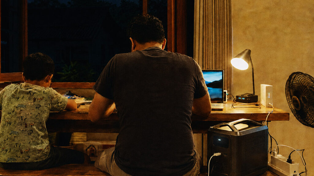 Power station menyala saat mati listrik di rumah, digunakan untuk laptop, WiFi, lampu LED, dan kipas angin.