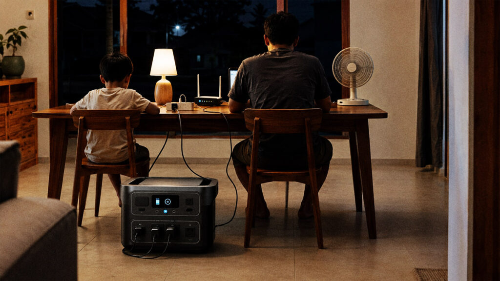 Power station LiFePO4 menyalakan laptop lampu WiFi dan kipas angin saat listrik padam di rumah