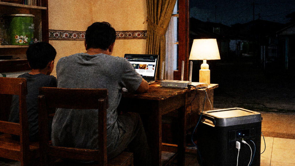 Power station digunakan untuk menyalakan lampu, laptop, dan router internet saat listrik padam di sebuah rumah.