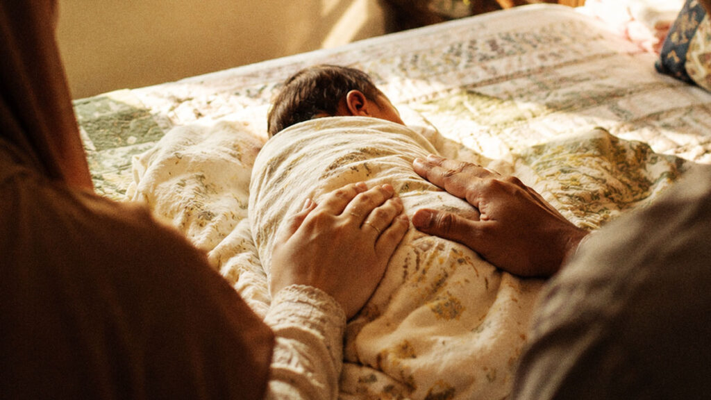 Bayi baru lahir dibedong dalam suasana hangat keluarga menjelang pelaksanaan aqiqah